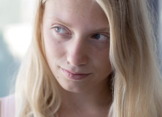 5 вещей, которые не делает при мужчине женщина, если больше не хранит верность