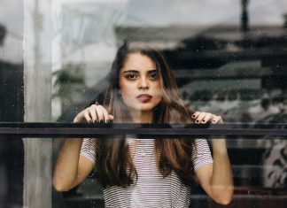 5 вещей, которые без стеснения вытворяет женщина, когда рядом с ней ни души