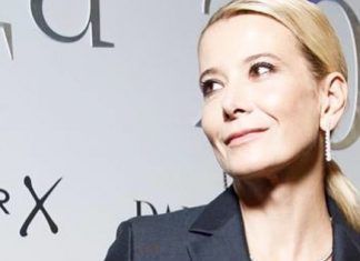 Строгое платье и декольте на грани: Юлия Высоцкая показала верх элегантного стиля