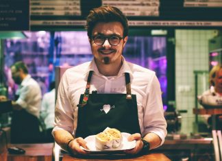 5 нюансов, по которым о вас судит официант в кафе