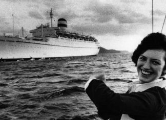 Как сложилась судьба 18-летней официантки, которая в 79-м году сбежала из СССР в одном красном бикини