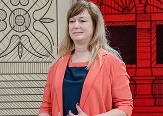 «Ушла довольная». Как из несчастной начальницы «Модный приговор» сделал желанную женщину