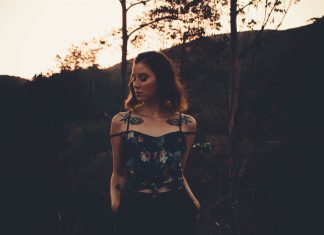 5 женских уловок, из-за которых мужчины готовы положить весь мир к вашим ногам