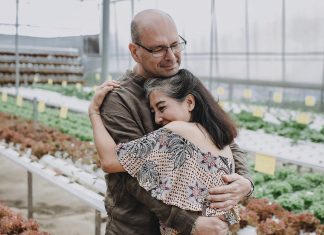 5 приемов стареющей женщины, чтобы признаться мужчине в любви без слов