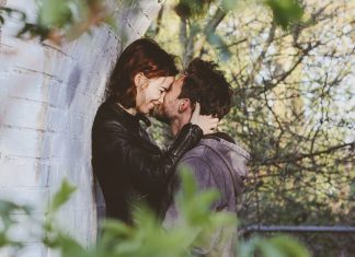 3 способа дотронуться до мужчины, чтобы у него мурашки по спине забегали