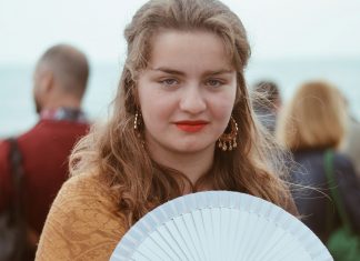 5 жестов, из-за которых на женщину ставят клеймо тетки