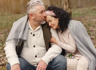 5 хитростей женщин в возрасте, с которых мужчина пылинки сдувает