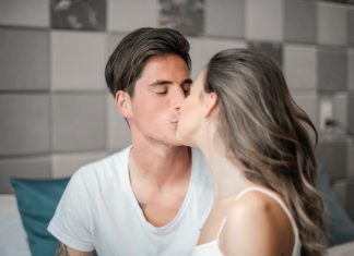 5 способов дотронуться до мужчины при поцелуе, чтобы он сгорал от желания продолжить
