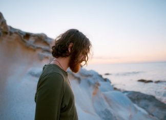 7 смс, которые хочет получить от вас мужчина, но не скажет об этом