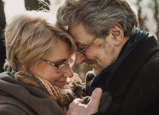 7 вещей в отношениях, которые возрастная женщина делает без лишних просьб