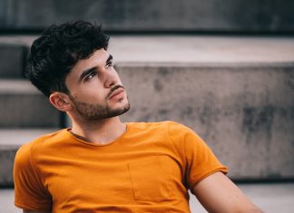 7 жестов, которым мужчина выдает, что вы запали ему в сердце