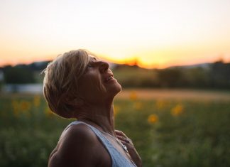 7 сигналов, что люди считают вас стареющей женщиной, которая гонится за молодостью