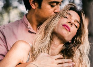 7 смс, которые мудрая женщина пишет мужчине, когда отношения слабеют