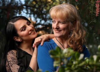 Ученые рассказали, почему дочери стареют так же, как и мамы