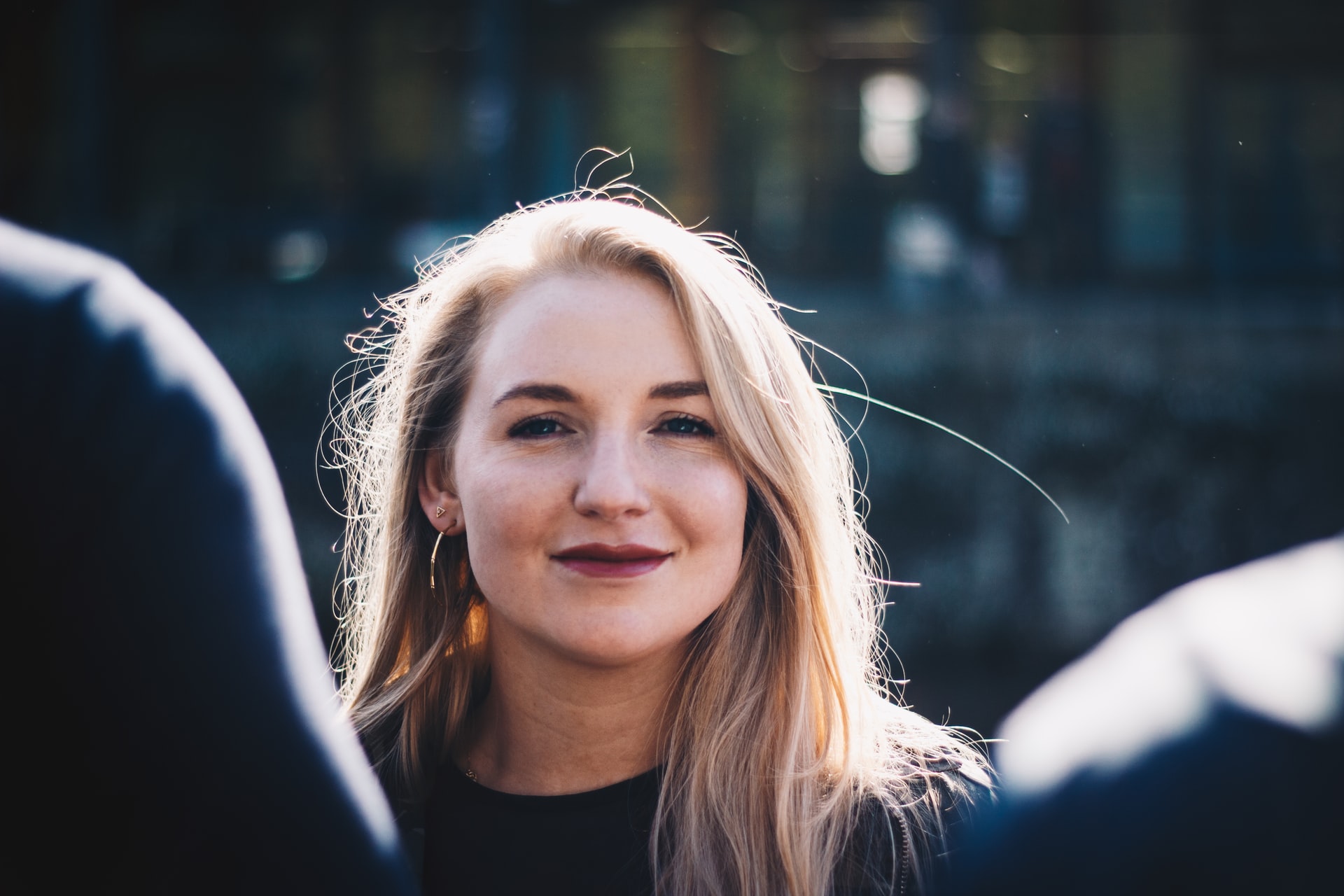 6 фраз, которыми умная женщина располагает к себе