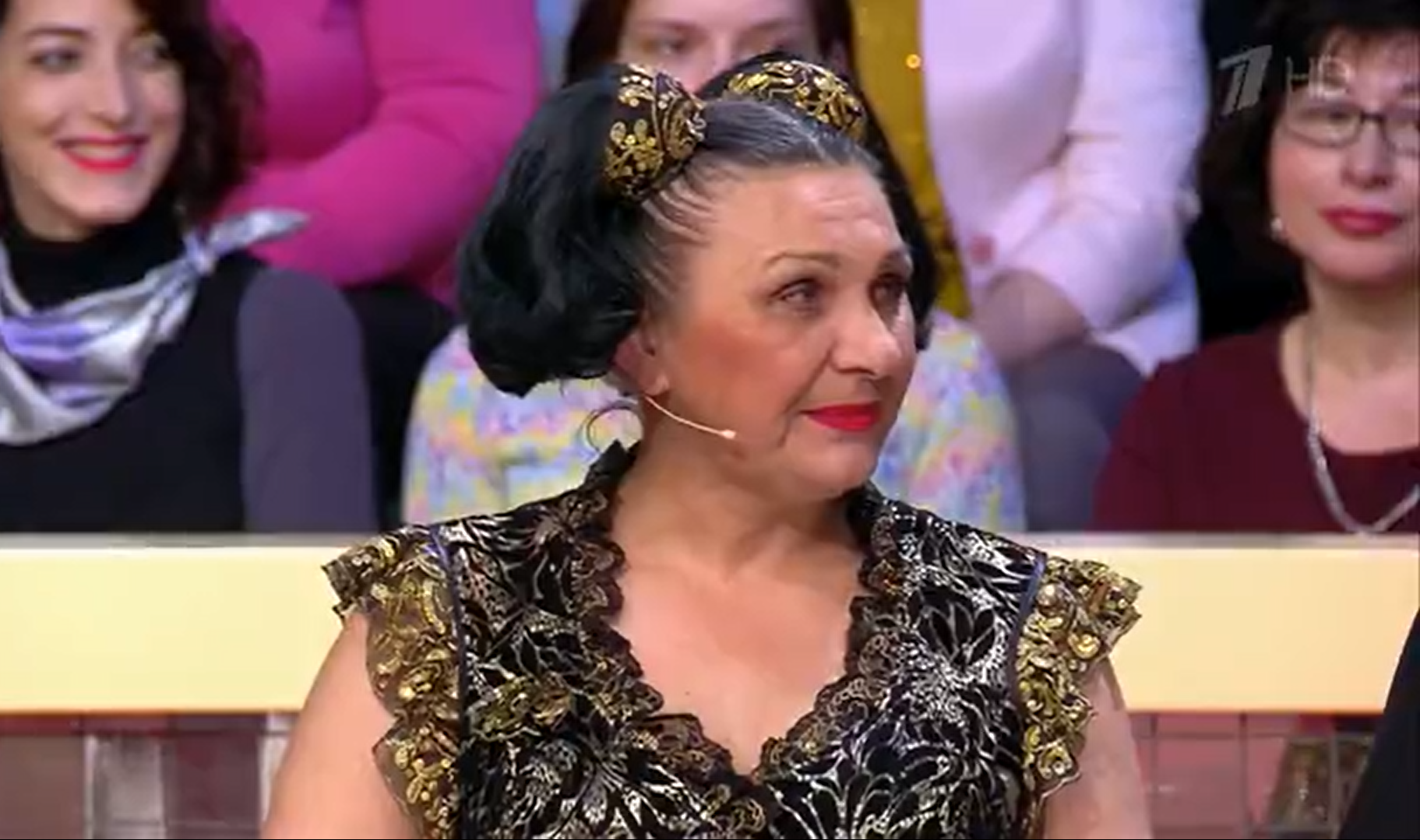 Ей 52 года, а на голове два хвоста. Как на «Модном приговоре» переодели экстравагантную даму