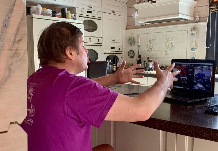 Двухэтажный особняк без вычурности. Как выглядит дом Дмитрия Губерниева под Москвой