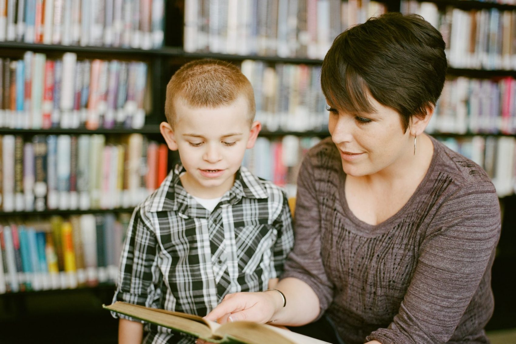 Библиотерапия. Дети читают. Дети которые ищут репетитора. Библиотерапия для дошкольников.