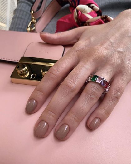 Как красят ногти богатые женщины
