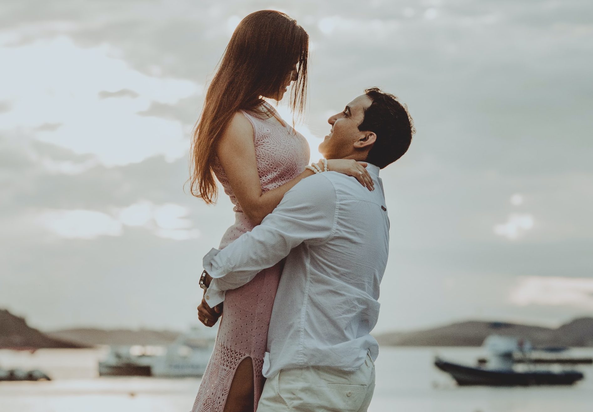 Какие 5 фраз говорит мужчина, когда чувствует к вам физический интерес