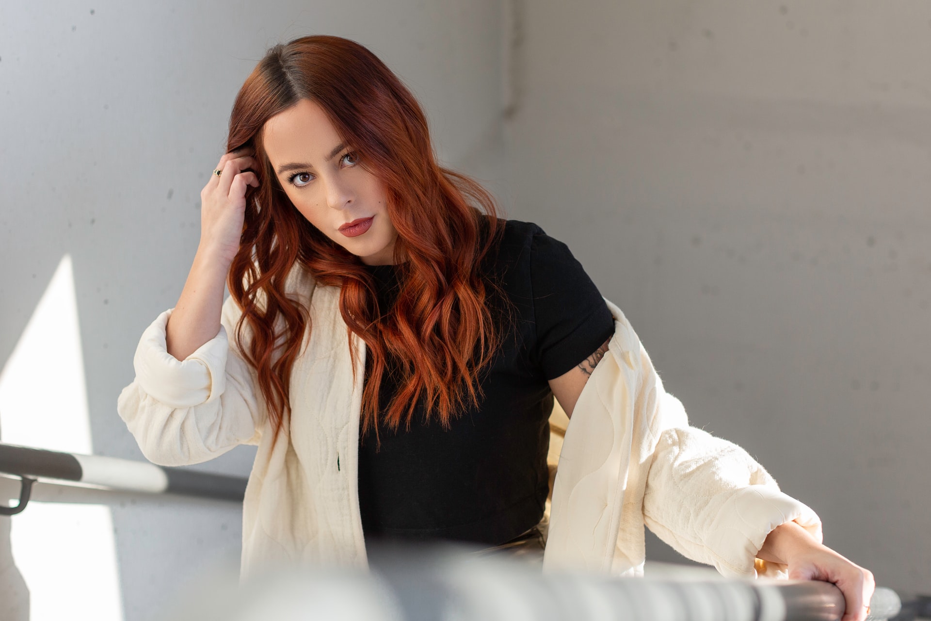 6 жестов, по которым очевидно, что перед вами завистливая женщина