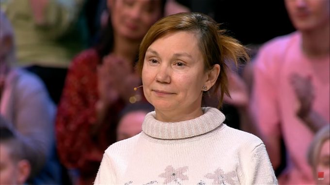 Муж привел 53-летнюю жену на «Модный приговор», чтобы заставить ее носить ажурные чулки. Что сделали стилисты