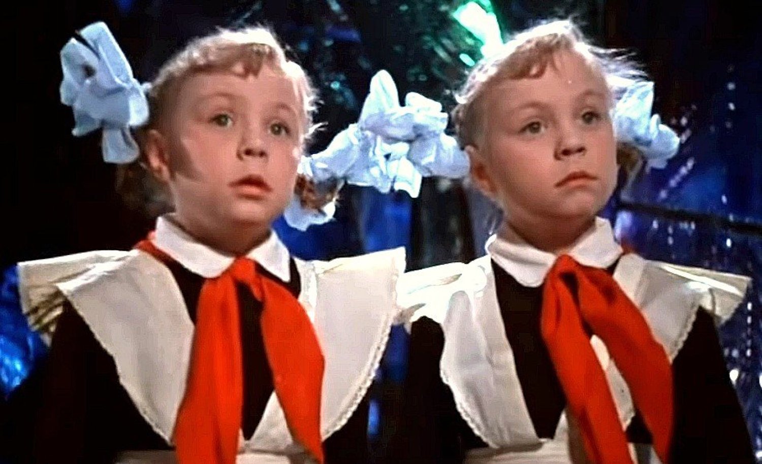 Почему платье коричневое, а фартук белый? Тайна формы советских школьниц