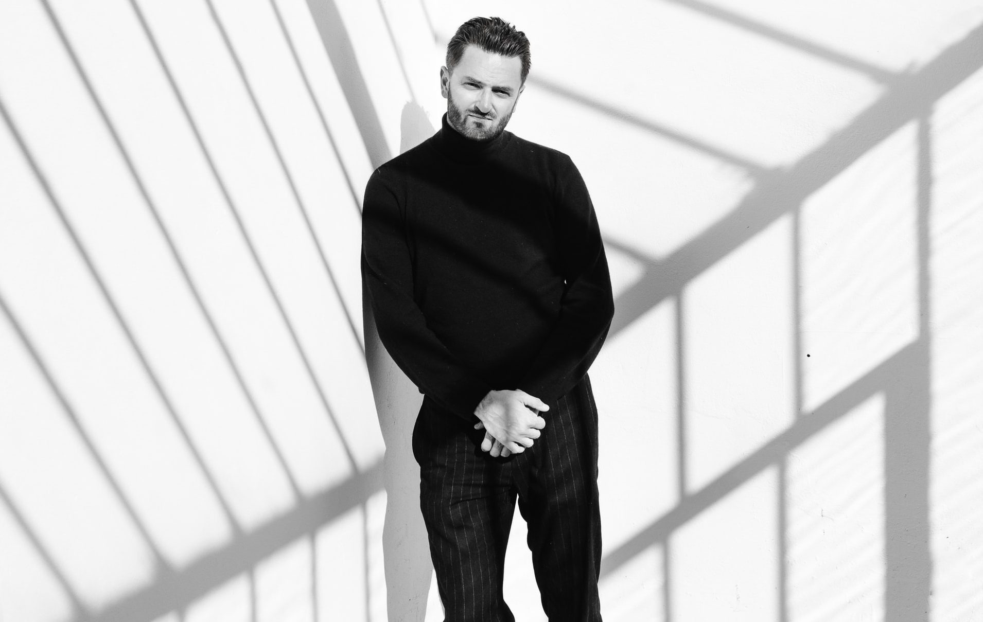 5 фраз жесткого мужчины, когда он не хочет показывать, что плохо относится к женщине