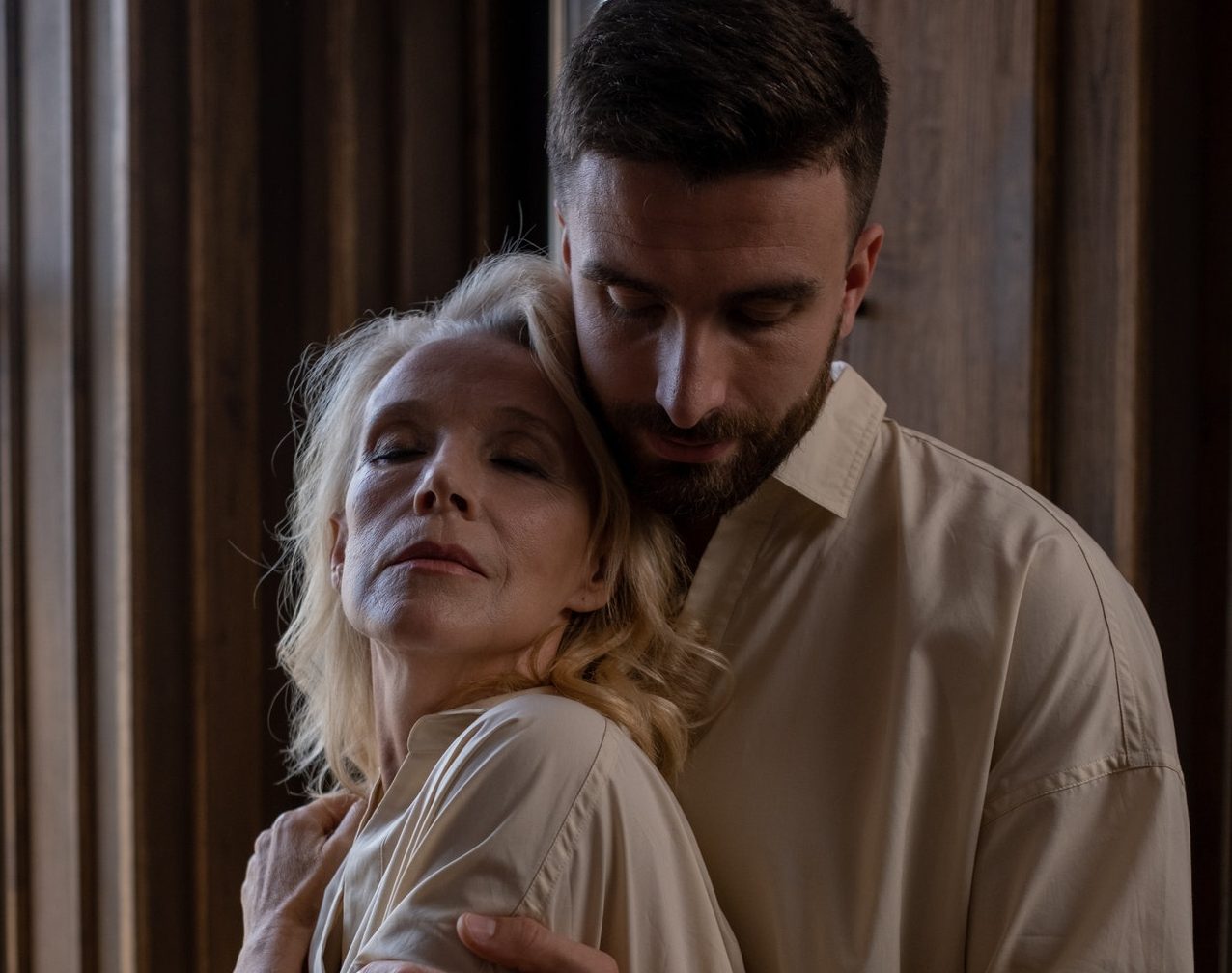 4 поступка стареющей женщины, которыми она хочет показать, что еще молода