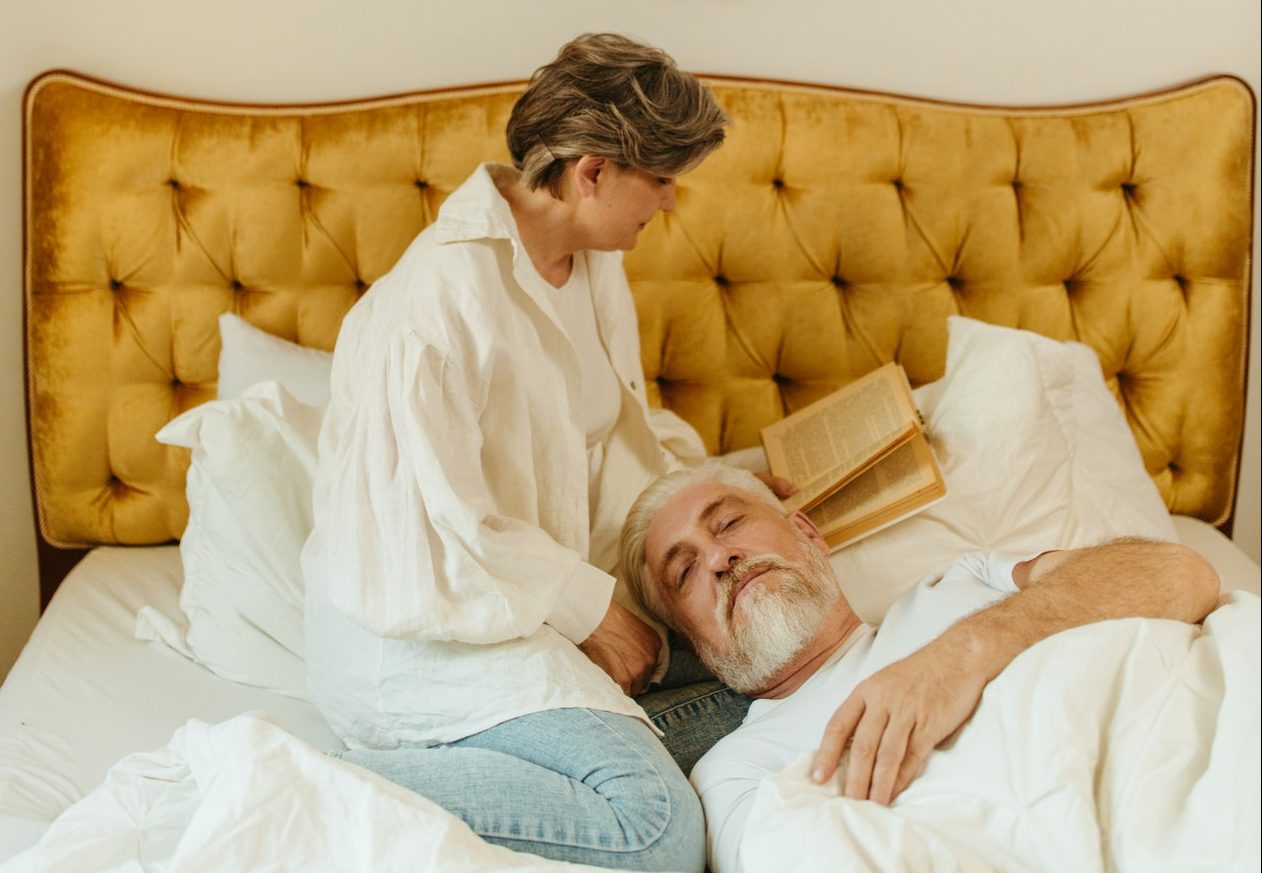 5 вещей, которые 60-летний мужчина страстно ждет от женщины, но не решается сказать прямо