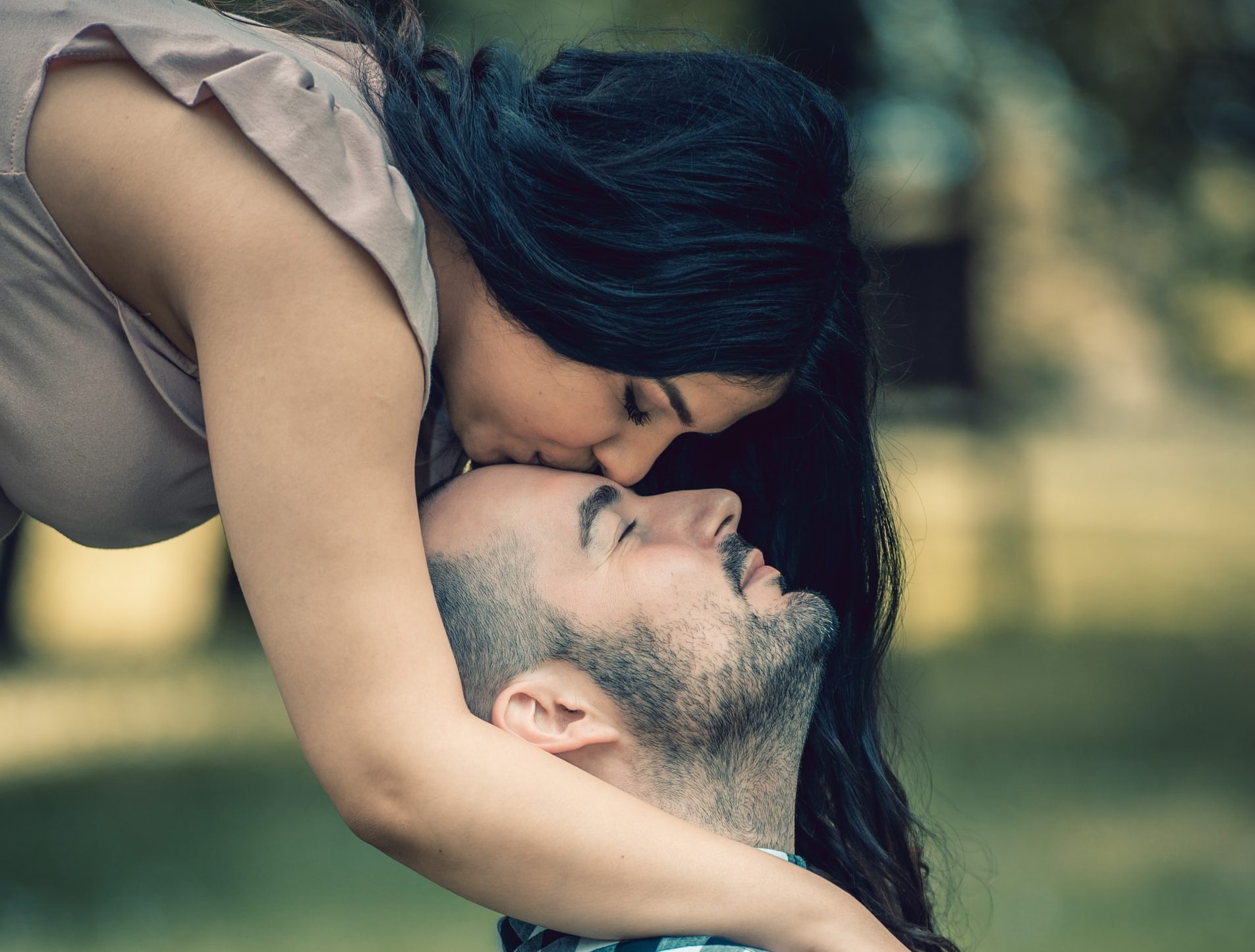 5 способов поцеловать мужчину, чтобы его тянуло к вам как магнитом