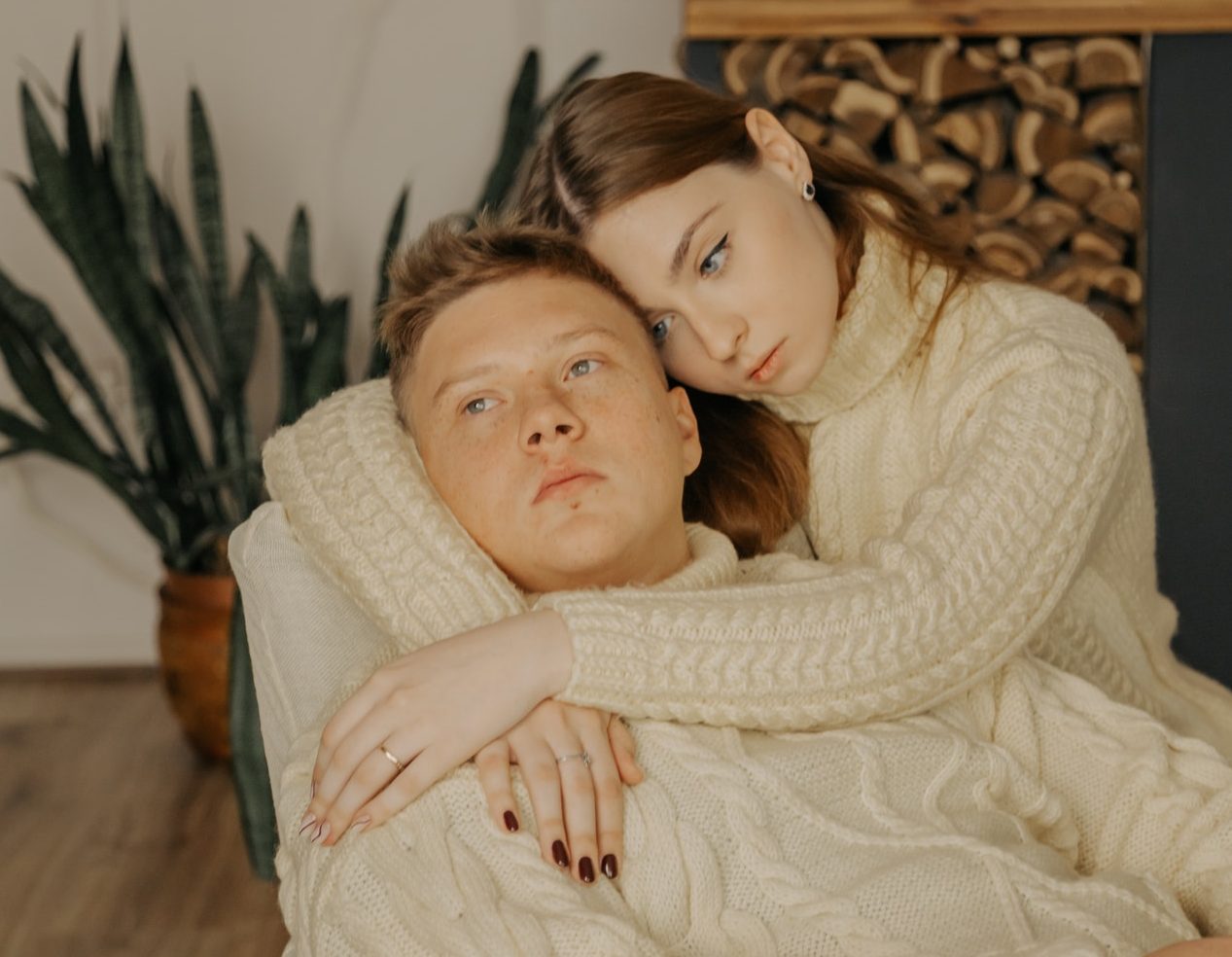 Как узнать мысли мужчины о вас, не спрашивая напрямую: 4 женские манипуляции