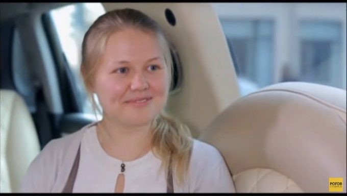 Блондинка в законе, которая не умеет соблюдать дресс-код. Как Рогов преобразил к корпоративу